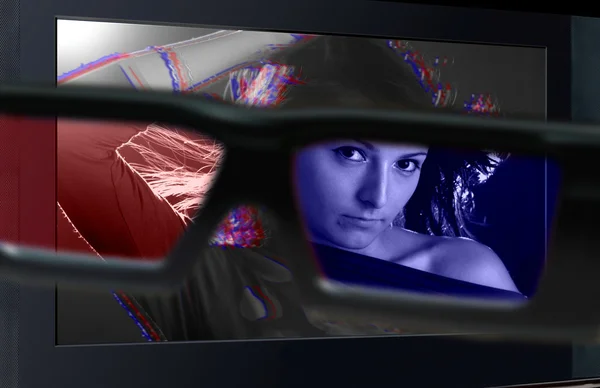 3D-Fernsehen. Brille 3d vor dem Fernseher. — Stockfoto