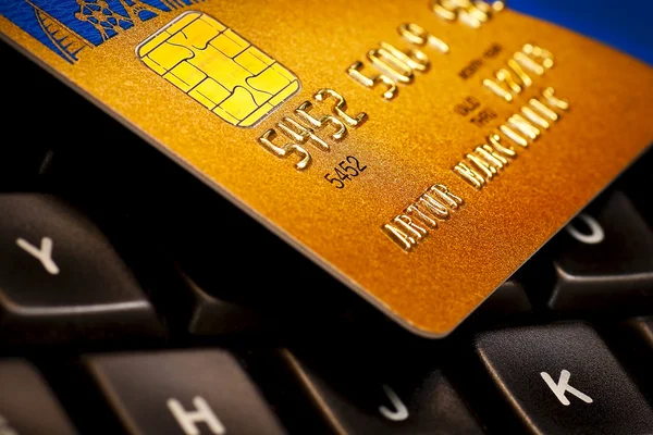 Πιστωτική κάρτα στο πληκτρολόγιο του υπολογιστή. ηλεκτρονική πληρωμή — Φωτογραφία Αρχείου