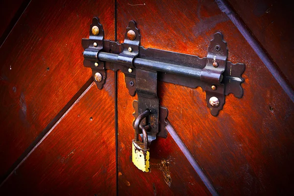Vecchia serratura, lucchetto moderno . — Foto Stock
