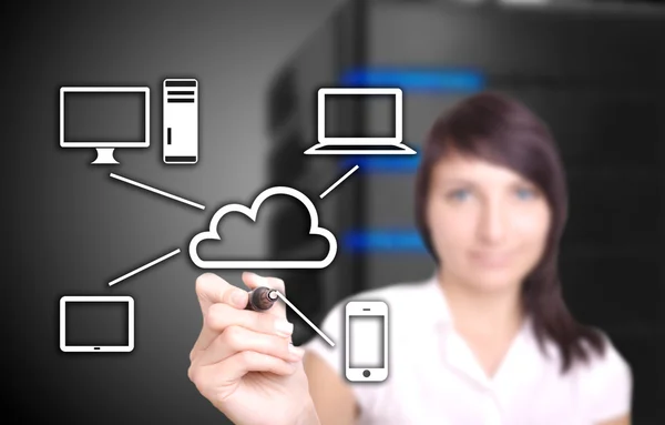 Junge Frau zeichnet Cloud-Computing-Diagramm — Stockfoto