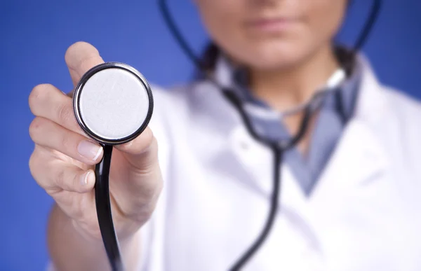 Kobieta lekarz stetoskop gospodarstwa. pielęgniarka — Zdjęcie stockowe