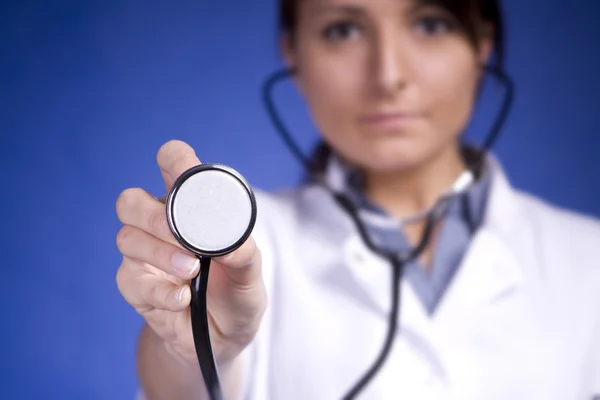 Kvinna läkare anläggning stetoskop. sjuksköterska — Stockfoto