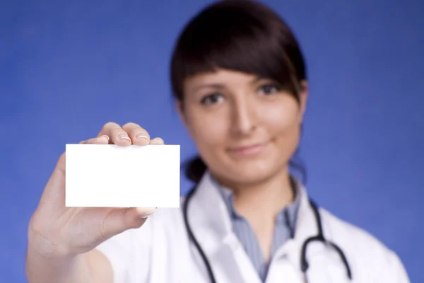 Kadın doktor holding boş kartı — Stok fotoğraf