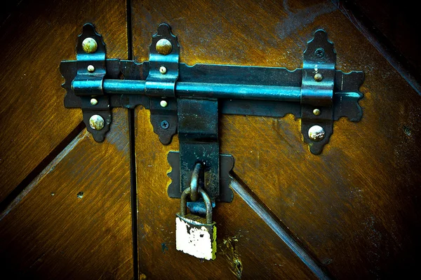 古いロック、近代的な南京錠. — ストック写真