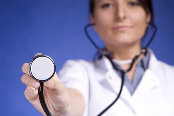 Kobieta lekarz stetoskop gospodarstwa. pielęgniarka — Zdjęcie stockowe