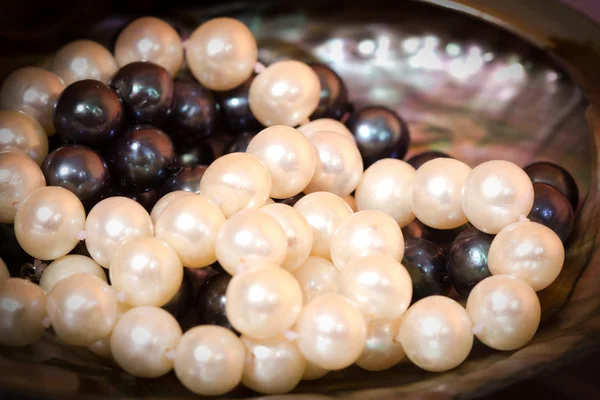 Évier et perles blanches et noires — Photo