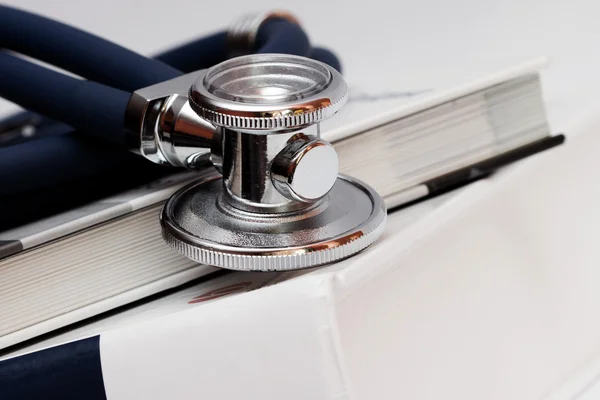 Stetoskop och medicinska böcker — Stockfoto