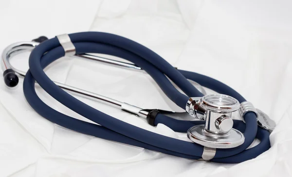 Vit mantel och blå stetoskop — Stockfoto