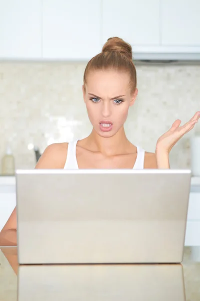 Kvinna som tittar på laptop i skräck — Stockfoto