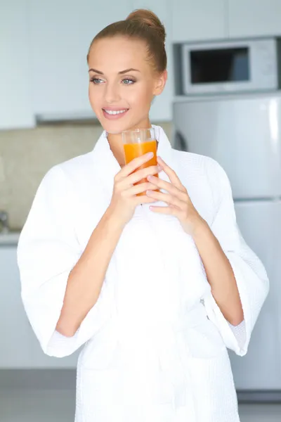 Mujer elegante bebiendo jugo de naranja saludable — Foto de Stock