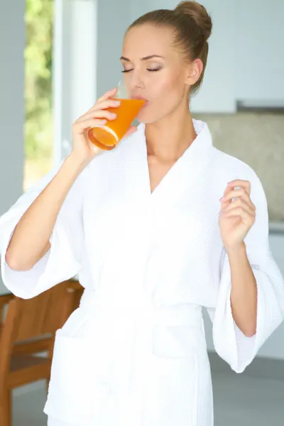 Γυναίκα απολαμβάνει ένα ποτήρι χυμό πορτοκάλι — Φωτογραφία Αρχείου