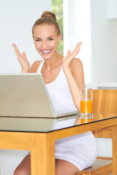 Zdrowa kobieta korzysta z laptopa — Zdjęcie stockowe