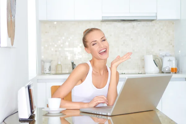 ラップトップ コンピューターに坐っている女性を笑ってください。 — ストック写真