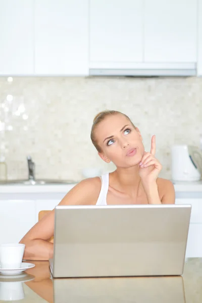 Pensando mulher sentado no computador portátil — Fotografia de Stock