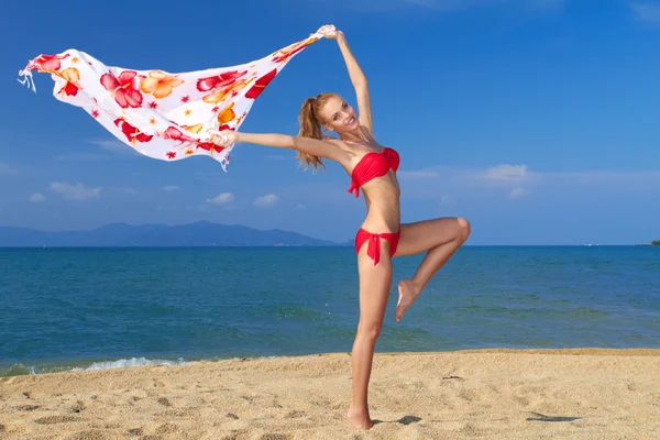 热带海滩上围巾的幸福年轻女人 — 图库照片
