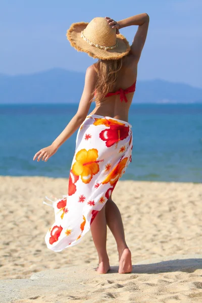 Молодая сексуальная женщина стоит на пляже — стоковое фото