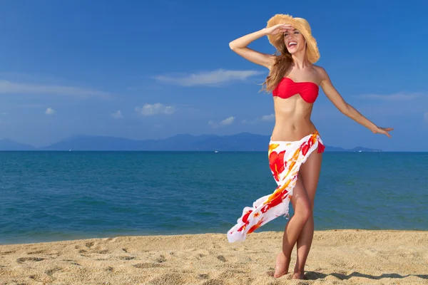 Dziewczyna sobie bikini i kapelusz, pozuje na plaży — Zdjęcie stockowe