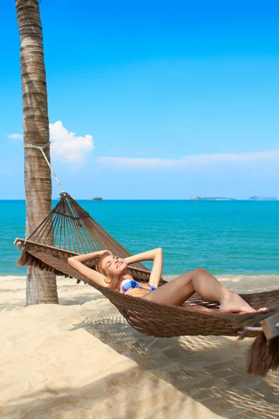 Женщина наслаждается спокойствием тропического пляжа — стоковое фото