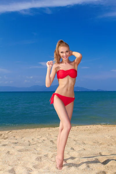 Bella femmina in posa in bikini rosso — Foto Stock