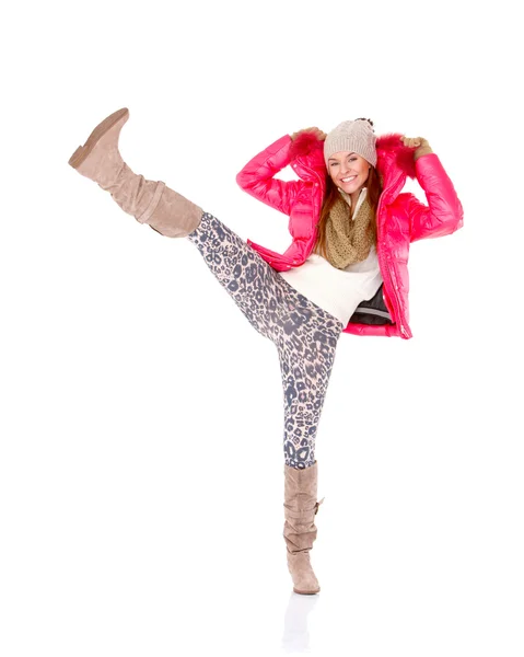 年轻女子穿冬季夹克围巾和帽子 — 图库照片