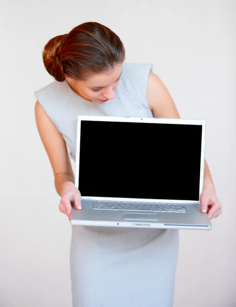 Junge attraktive Geschäftsfrau mit Laptop — Stockfoto