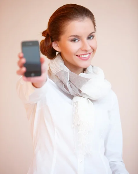 Brunette vrouw met mobiele telefoon — Stockfoto