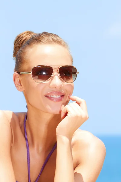 Mujer bonita en la playa con gafas de sol —  Fotos de Stock