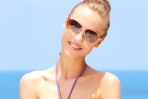Mulher bonita na praia com óculos de sol — Fotografia de Stock