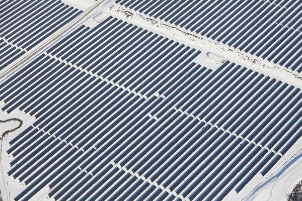 Vista dall'alto su grandi pannelli solari — Foto Stock