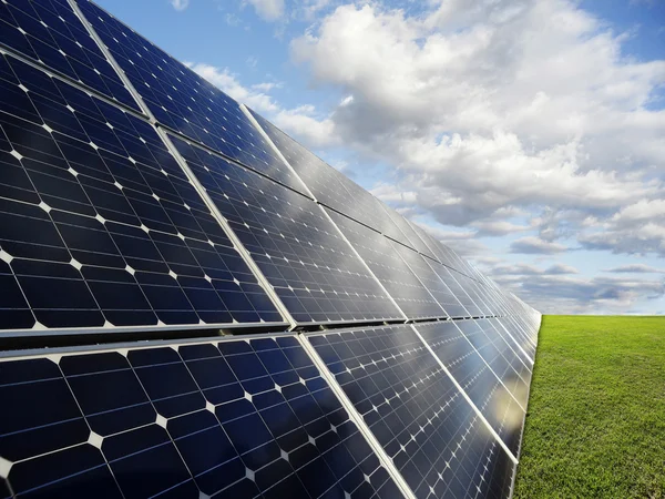Zonne-energiecentrale - fotovoltaïsche zonne-energie — Stockfoto