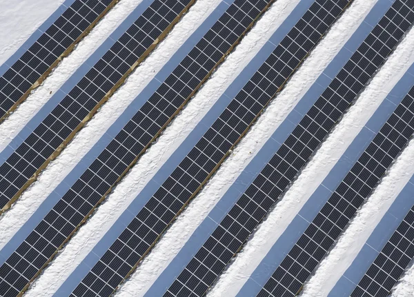 Ovanifrån på stora solpaneler — Stockfoto