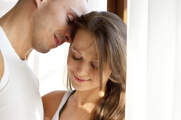 Fechar-se de casal feliz no quarto — Fotografia de Stock