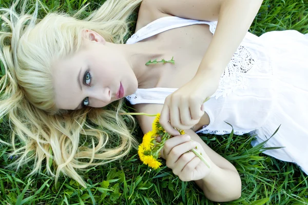 Beautiful sexy young woman outdoors, lying in the grass, relaxin — Stock Photo, Image