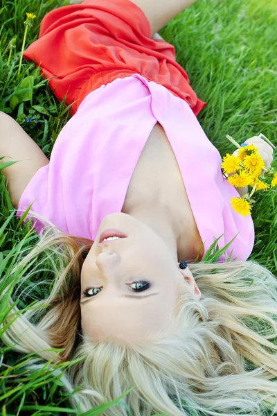 Mooie sexy jonge vrouw buitenshuis, liggen in het gras, relaxin — Stockfoto