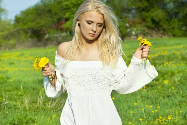 Mooie sexy jonge vrouw buitenshuis, met bloem — Stockfoto