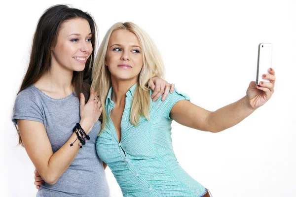 Zwei schöne Frauen fotografieren ein Smartphone — Stockfoto