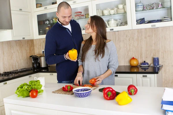 Ritratto di una coppia sorridente che prepara il cibo insieme a casa — Foto Stock