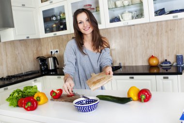 co ise onun mutfak bir salata yapmak bir genç kadının portresi