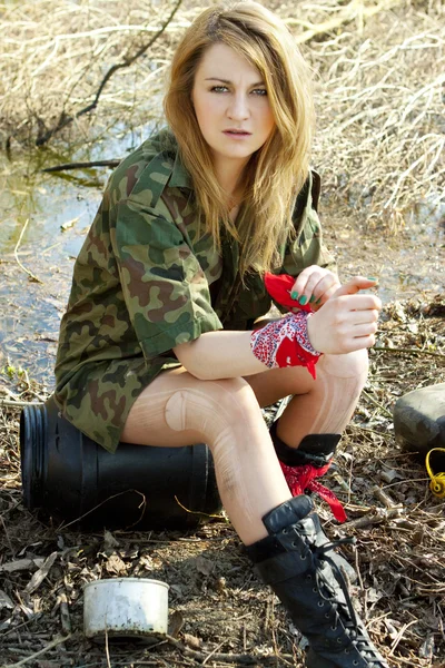 Militaire vrouw rust in het bos — Stockfoto