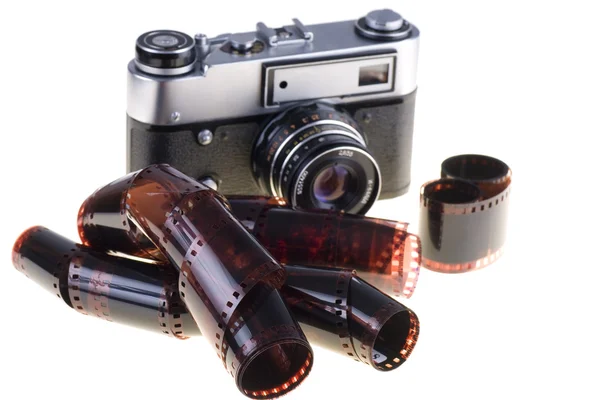 Kleur negatieve film en vintage camera — Stockfoto