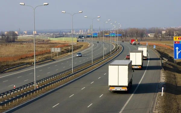 Ciężarówki na autostradzie a1 w Polsce — Zdjęcie stockowe