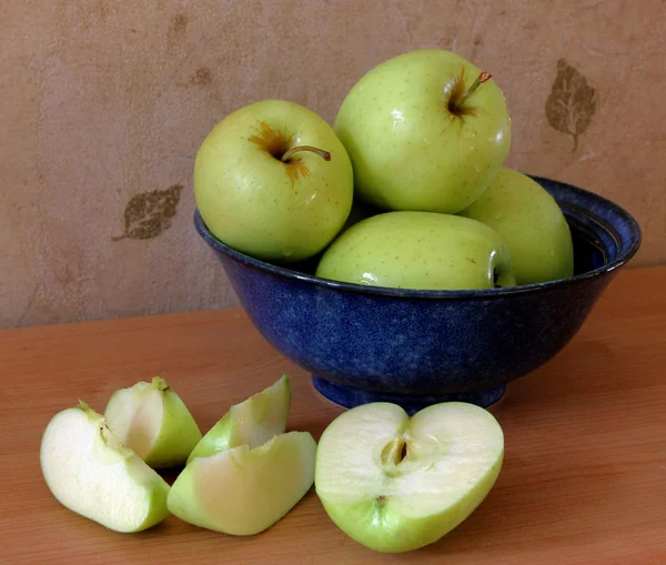 stock image Blue Bowl of Green Apples with chopped apple