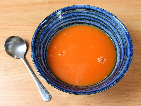 Niebieski miski ceramiczne czerwone zupa pomidorowa i łyżka — Zdjęcie stockowe