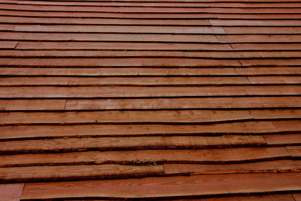 Techo de listones de madera marrón rústico — Foto de Stock