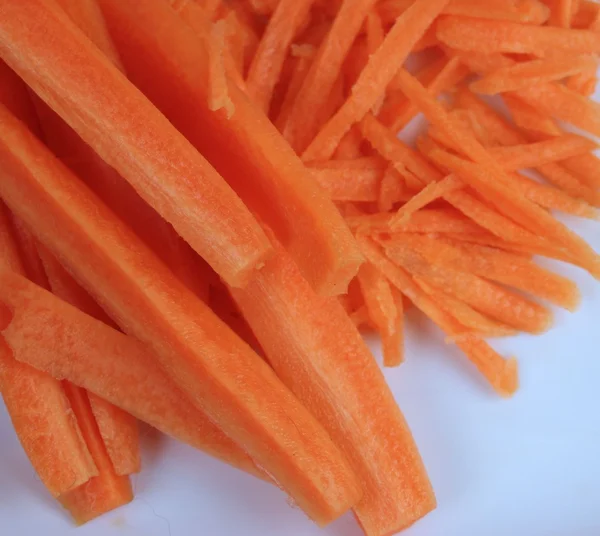 Тертая и нарезанная свежая морковь — стоковое фото