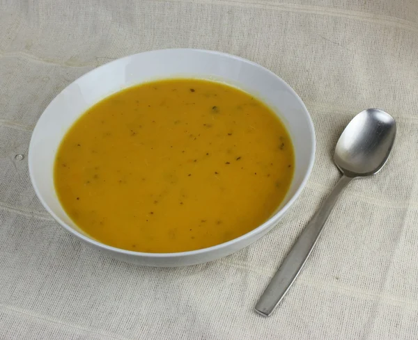 Fehér kerámia tálba, a koriander és a sárgarépa leves kanállal Jogdíjmentes Stock Képek