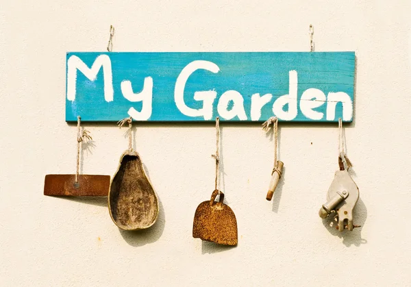Staré zahradnické nástroje jako dekorace — Stock fotografie