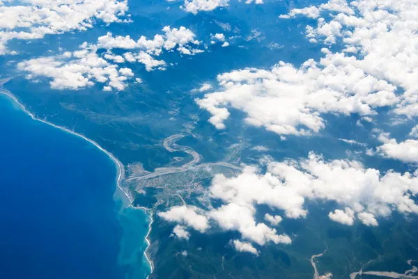 땅과 바다 위의 비행기 비행 — 스톡 사진