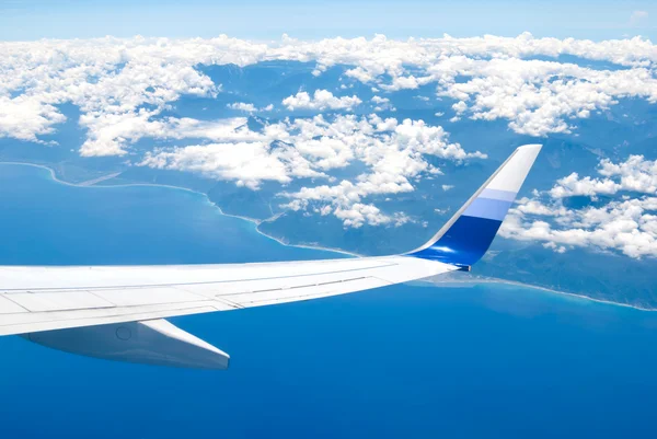 Самолет пролетает над сушей и океаном — стоковое фото