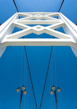 Mavi gökyüzü üzerinde beyaz Köprüsü constructure